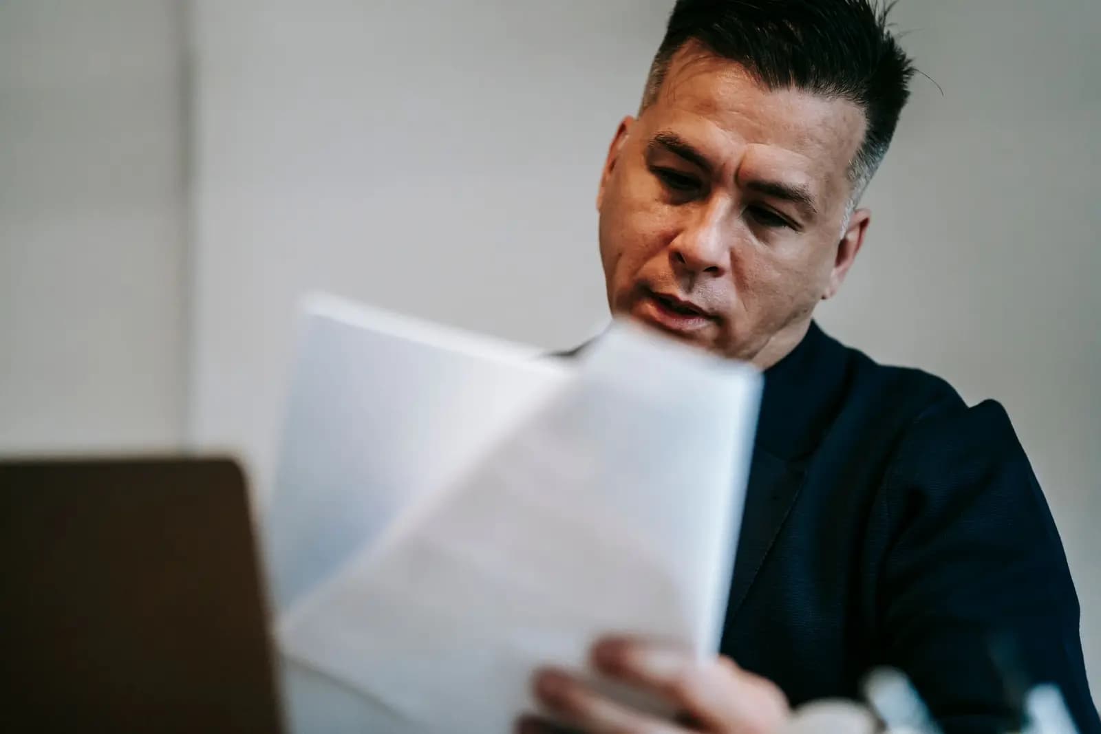 AI回答里出现负面或错误信息怎么处理