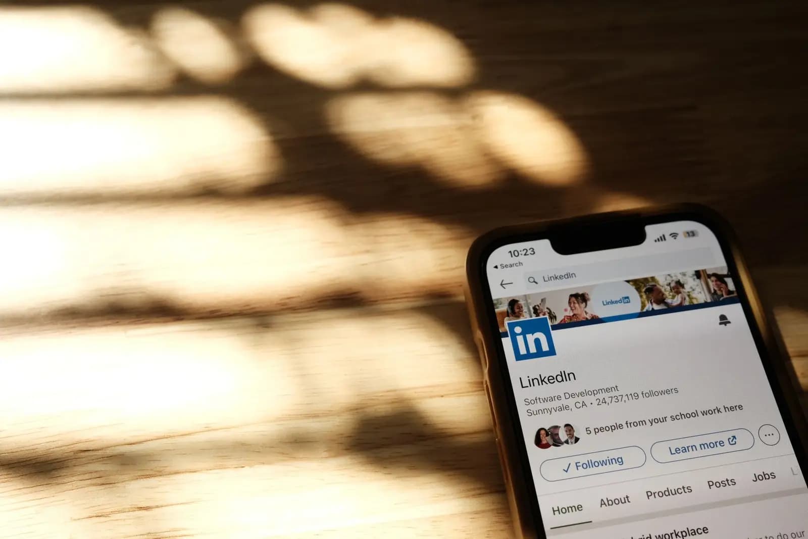 用 LinkedIn 开发客户之前,先把业务员主页改好